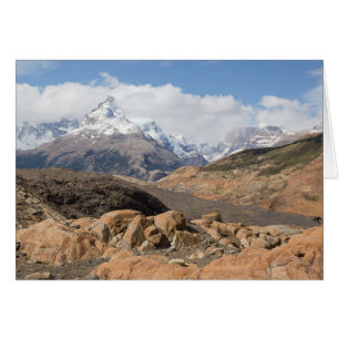 Schnee-Mit einer Kappe bedeckte Berge