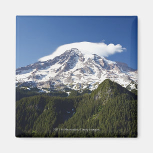 Schnee mit einer Kappe bedeckter Berg mit blauem Magnet