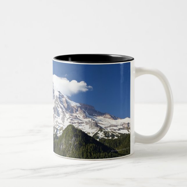 Schnee mit einer Kappe bedeckter Berg mit blauem Zweifarbige Tasse (Rechts)