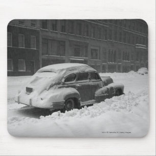Schnee mit einer Kappe bedecktes Auto auf Straße Mousepad