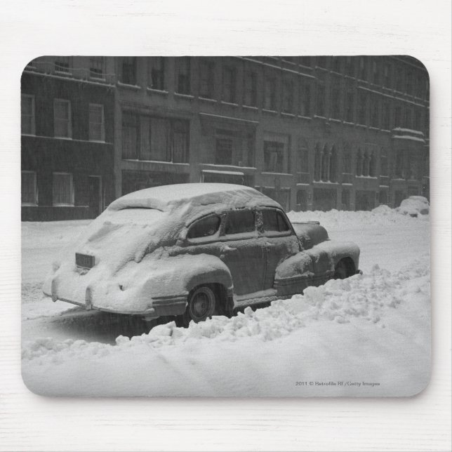 Schnee mit einer Kappe bedecktes Auto auf Straße Mousepad (Vorne)