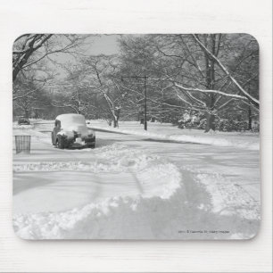 Schnee mit einer Kappe bedecktes Auto auf Straße Mousepad