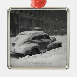 Schnee mit einer Kappe bedecktes Auto auf Straße Silbernes Ornament