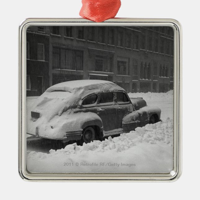 Schnee mit einer Kappe bedecktes Auto auf Straße Silbernes Ornament (Vorne)