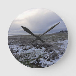 Schnee über die Bucht Runde Wanduhr
