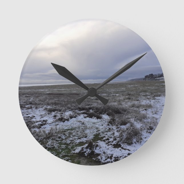Schnee über die Bucht Runde Wanduhr (Vorderseite)