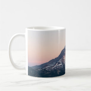 SCHNEE ÜBERDECKTE BERGE WÄHREND DES TAGES KAFFEETASSE