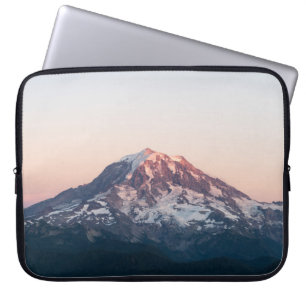 SCHNEE ÜBERDECKTE BERGE WÄHREND DES TAGES LAPTOPSCHUTZHÜLLE