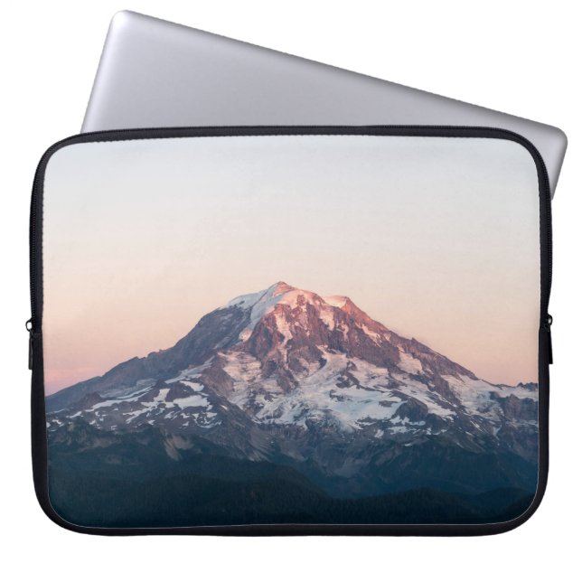 SCHNEE ÜBERDECKTE BERGE WÄHREND DES TAGES LAPTOPSCHUTZHÜLLE (Vorderseite)