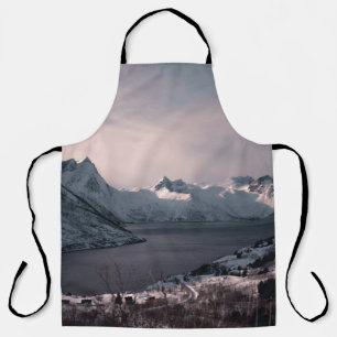 SCHNEE ÜBERDECKTE BERGE WÄHREND DES TAGES SCHÜRZE