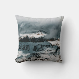 SCHNEE ÜBERDECKTER BERG UNTER SCHLAUBERHEIT AM TAG KISSEN