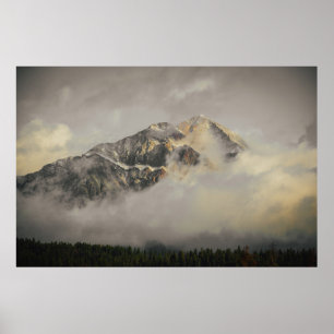 SCHNEE ÜBERDECKTER BERG UNTER SCHLAUBERHEIT AM TAG POSTER