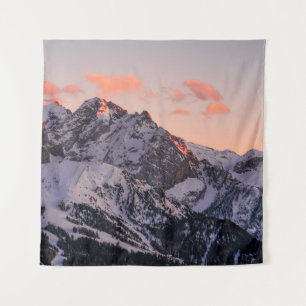 SCHNEE ÜBERDECKTER BERG UNTER SCHLAUBERHEIT AM TAG WANDTEPPICH