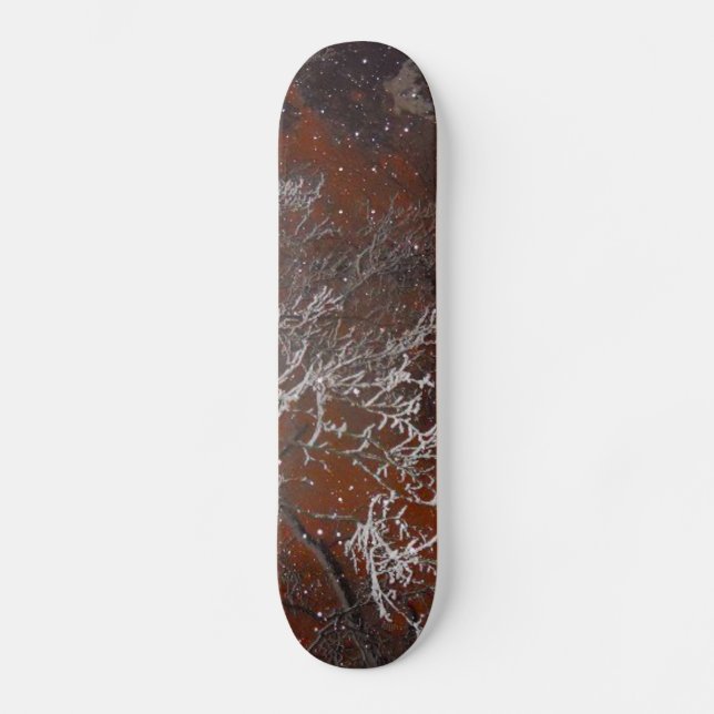 Schnee umfaßte Baumaste gegen Red Storm-Himmel Skateboard (Vorderseite)
