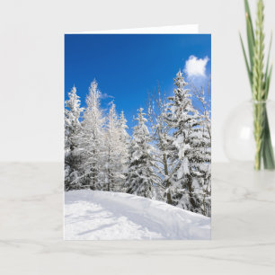Schneebäume unter einem klaren blauen Himmel Grußk Feiertagskarte