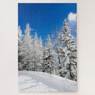 Schneebäume unter einem klaren blauen Himmel im Puzzle