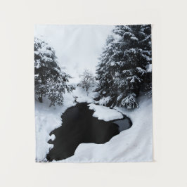 Schneebecken und Bäume verschwinden im Nebel Wandteppich