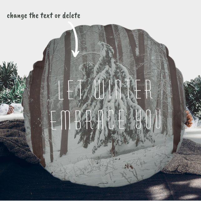 Schneebedeckte Bäume im scheußlichen Winterwald Rundes Kissen (Von Creator hochgeladen)