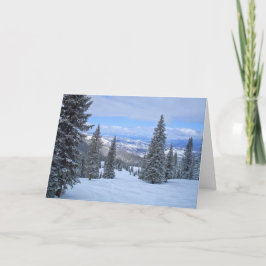 Schneebedeckte Bäume und Berge Feiertagskarte