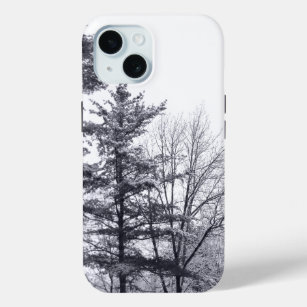 Schneebedeckte Bäume: Vertikal iPhone 15 Hülle
