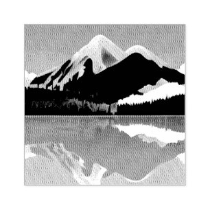 Schneebedeckte Berge in einem See Gummistempel
