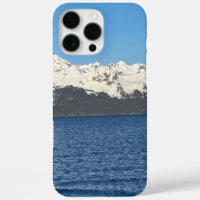 Schneebedeckte Berge und iPhone-Fall im Ozean