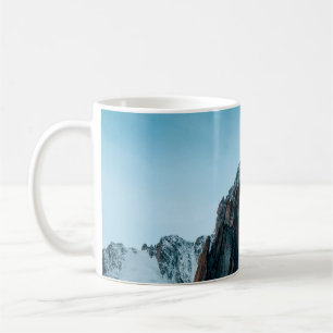 SCHNEEBEDeckte BERGE WÄHREND DES TAGES Kaffeetasse