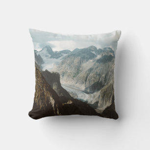 SCHNEEBEDECKTE BERGE WÄHREND DES TAGES KISSEN
