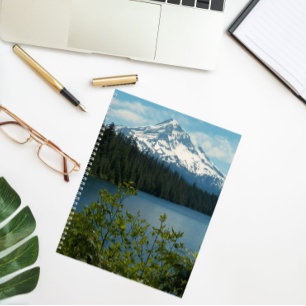 Schneebedeckte Berghütte und Landschaftliche Seenl Notizbuch