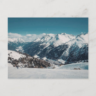 Schneebedeckte Bergpanorama-Reise im Vintage-Stil Postkarte