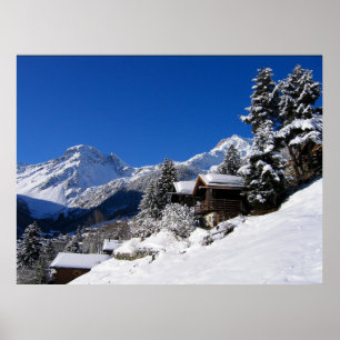 Schneebedeckte Blockhütten in der Schweiz Poster