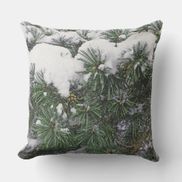 SCHNEEBEDECKTE EVERGREEN BOUGHS MIT PINENKONE KISSEN FÜR DRAUßEN