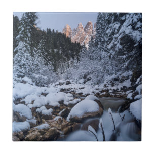 Schneebedeckte Geisler-Bergkette Fliese