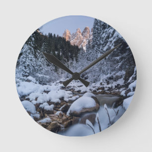Schneebedeckte Geisler-Gruppe Runde Wanduhr
