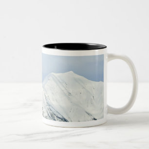 Schneebedeckte Gipfel Woodfjord Svalbard 2 Zweifarbige Tasse