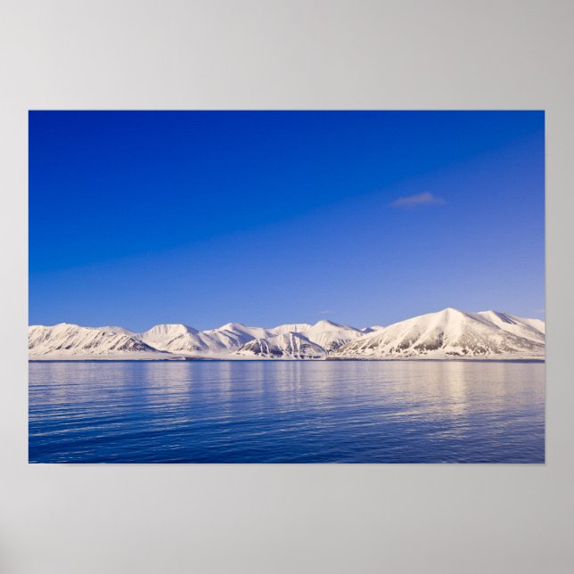 Schneebedeckte Gipfel Woodfjord Svalbard Poster (Vorne)