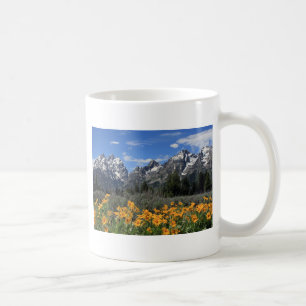 Schneebedeckte Grand Teton Range mit gelben Blumen Kaffeetasse