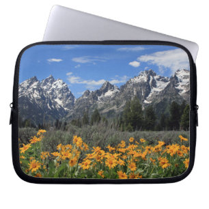 Schneebedeckte Grand Teton Range mit gelben Blumen Laptopschutzhülle