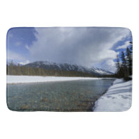 Schneebedeckte Landschaft am Kootenay River Kanada