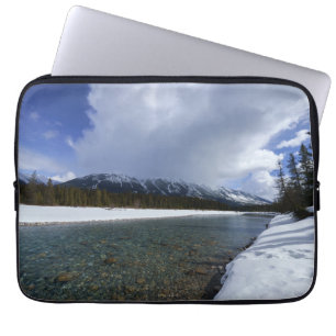 Schneebedeckte Landschaft am Kootenay River Kanada Laptopschutzhülle