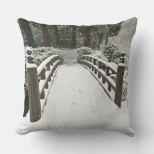 Schneebedeckte Mondbrücke, Japanischer Garten Kissen