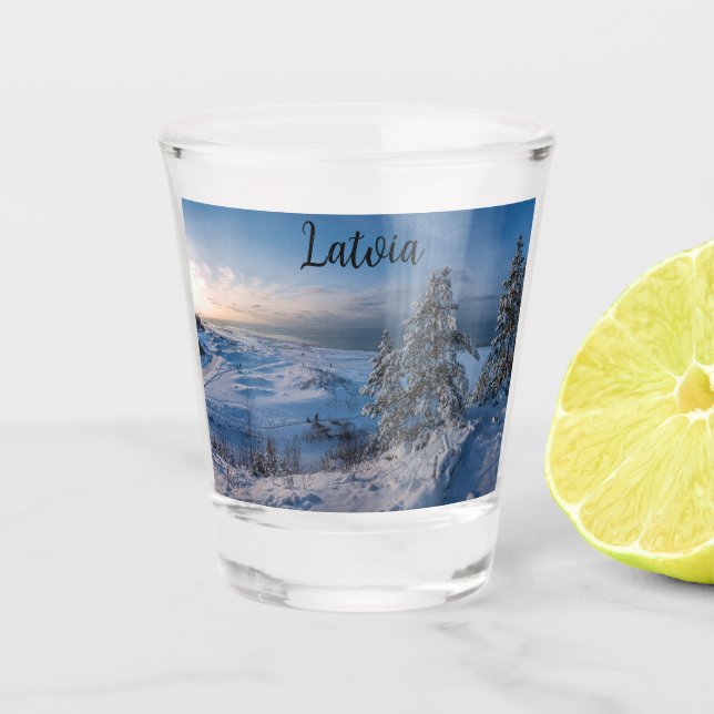 Schneebedeckte Ostseeküste Schnapsglas (Vorderseite)