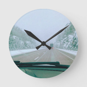 Schneebedeckte schwedische Rundreise Runde Wanduhr