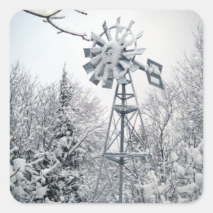Schneebedeckte Windmühle und Bäume Winterlandschaf Quadratischer Aufkleber