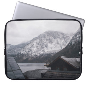 SCHNEEBEDECKTER BERG IN DER NÄHE EINES GEWÄSSERS LAPTOPSCHUTZHÜLLE