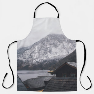 SCHNEEBEDECKTER BERG IN DER NÄHE EINES GEWÄSSERS SCHÜRZE