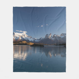 SCHNEEBEDECKTER BERG IN REFLEXIVER FOTOGRAFIE FLEECEDECKE