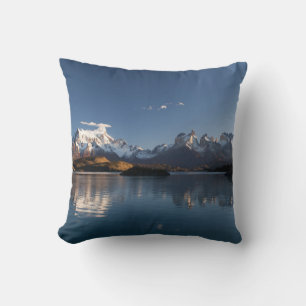 SCHNEEBEDECKTER BERG IN REFLEXIVER FOTOGRAFIE KISSEN