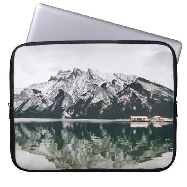 SCHNEEBEDECKTER BERG LAPTOPSCHUTZHÜLLE (Vorderseite)