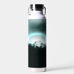 Schneebedeckter Berg mit mysteriösem blauen Neonli Trinkflasche